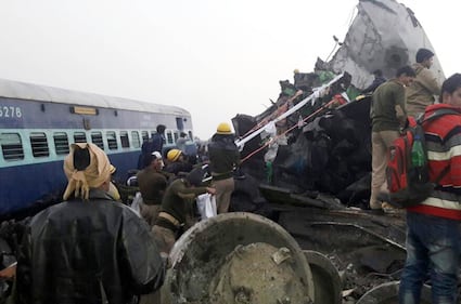 India un treno è deragliato in un grave incidente ferroviario 8