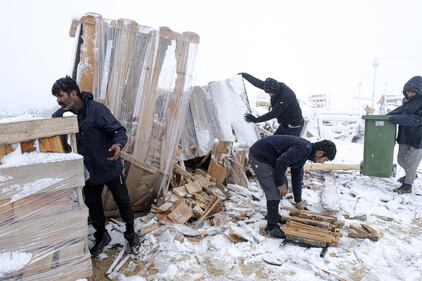 I migranti nella neve a Lipa, Bosnia 8