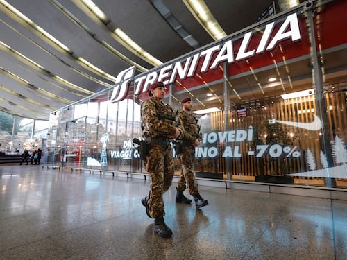 Macché deriva cilena: i parà sono già in strada