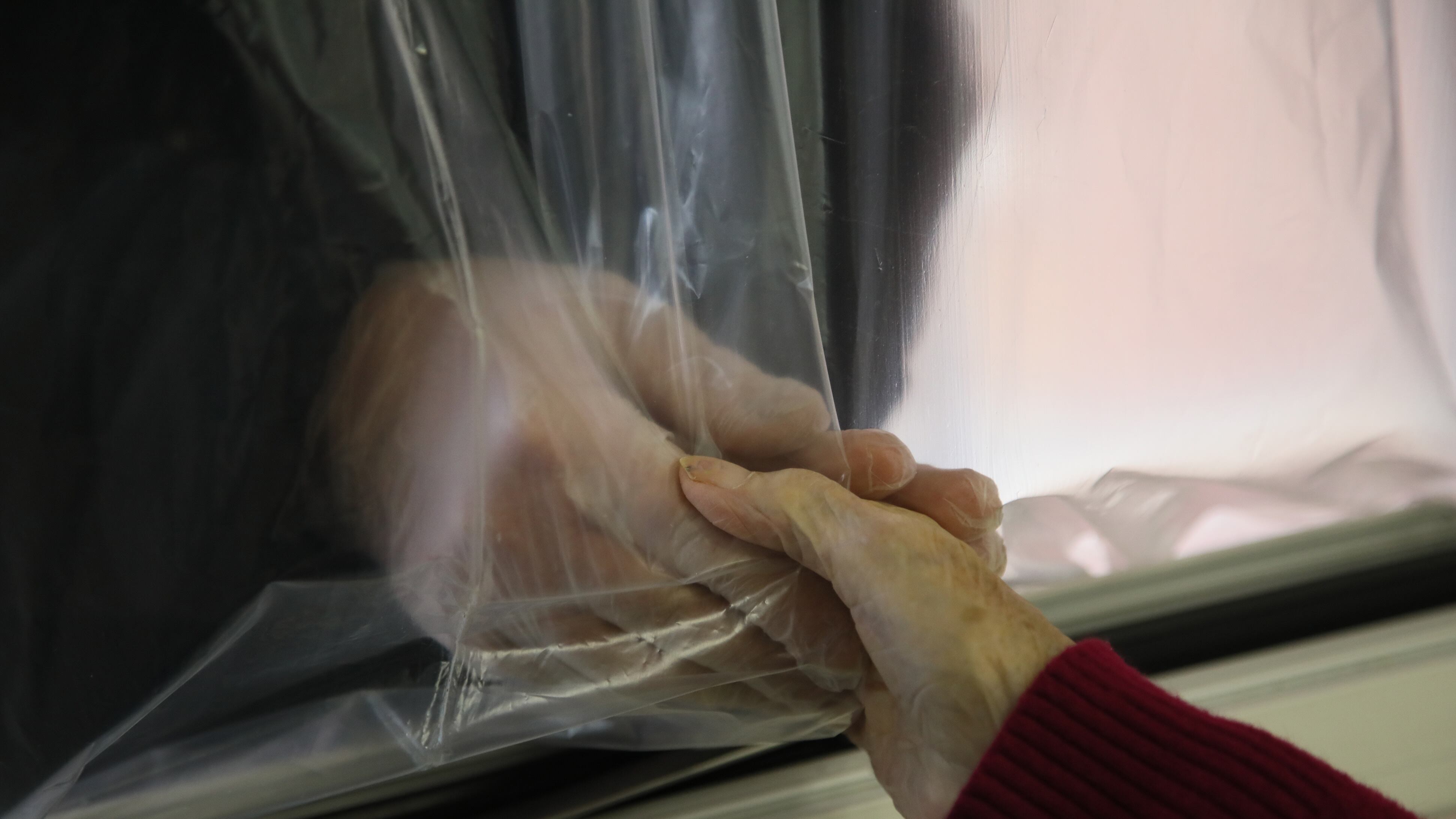 Pass, rotazioni e tamponi: le Rsa riaprono alle visite. "Ma serve ancora cautela"