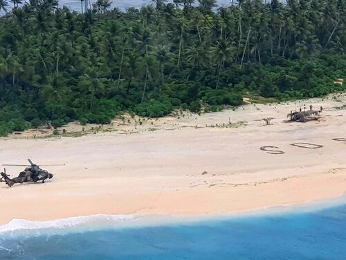 Oceano Pacifico: tre naufraghi salvati grazie a un enorme "Sos" scritto sulla sabbia