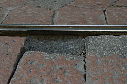 Pavé dissestato in via San Vittore. Tra il binario e il manto stradale una buca di diversi centimetri