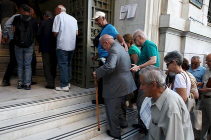 Grecia, code alla National Bank riaperta oggi 8