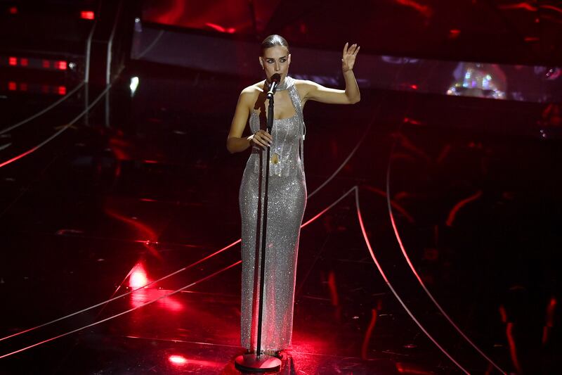 Sanremo 2024: ecco il look della seconda serata del Festival di Clara 1