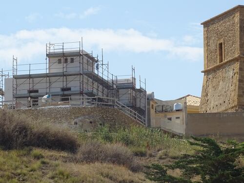 La torre sfregiata di Porto Palo e l'ira di Vittorio Sgarbi