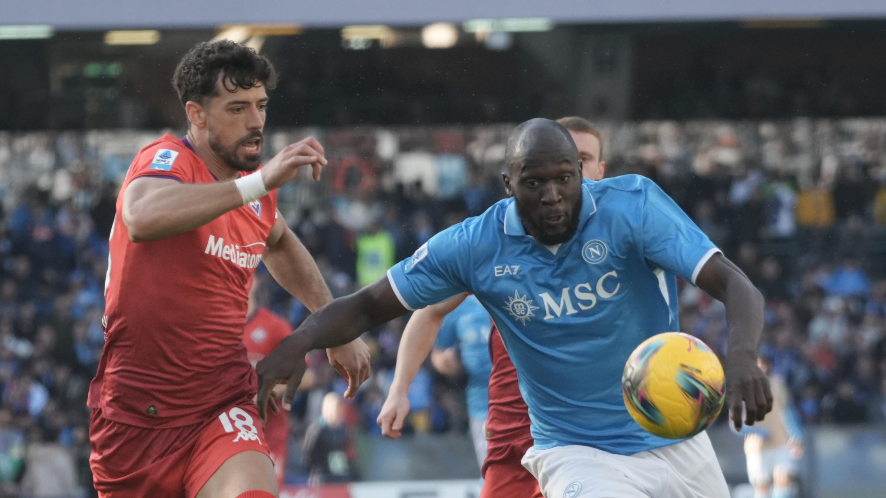 Il Napoli piega la Fiorentina e si riporta a -1 dall'Inter