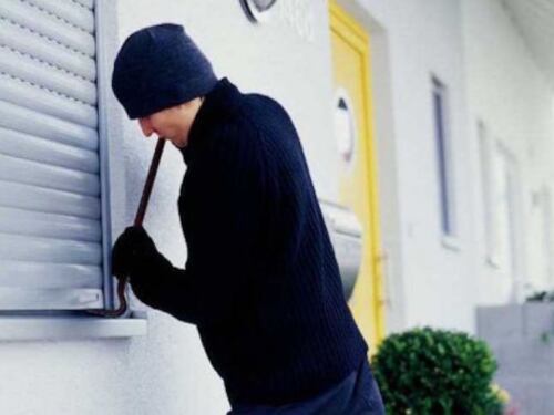 Forza la porta di una casa per "regalarla" agli amici: romeno in manette