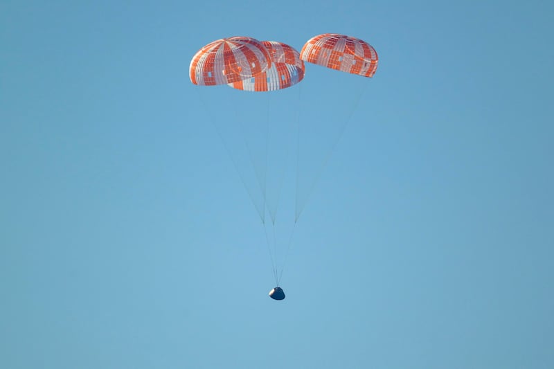 Artemis II, le foto dello splashdown e del rientro sulla Terra 9
