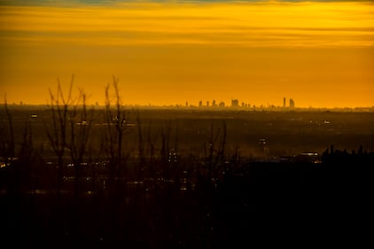 Il vento spazza via nubi e smog: da Bergamo si vede lo skyline di Milano 19