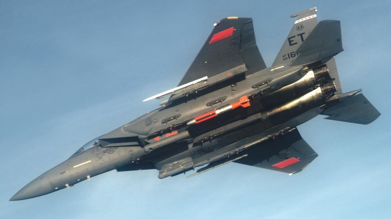 F-15E, ecco l'aereo certificato per la nuova bomba atomica