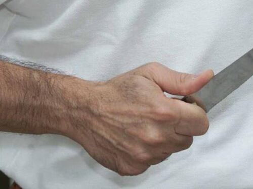 Ragazzino lo prende in giro, lui lo accoltella