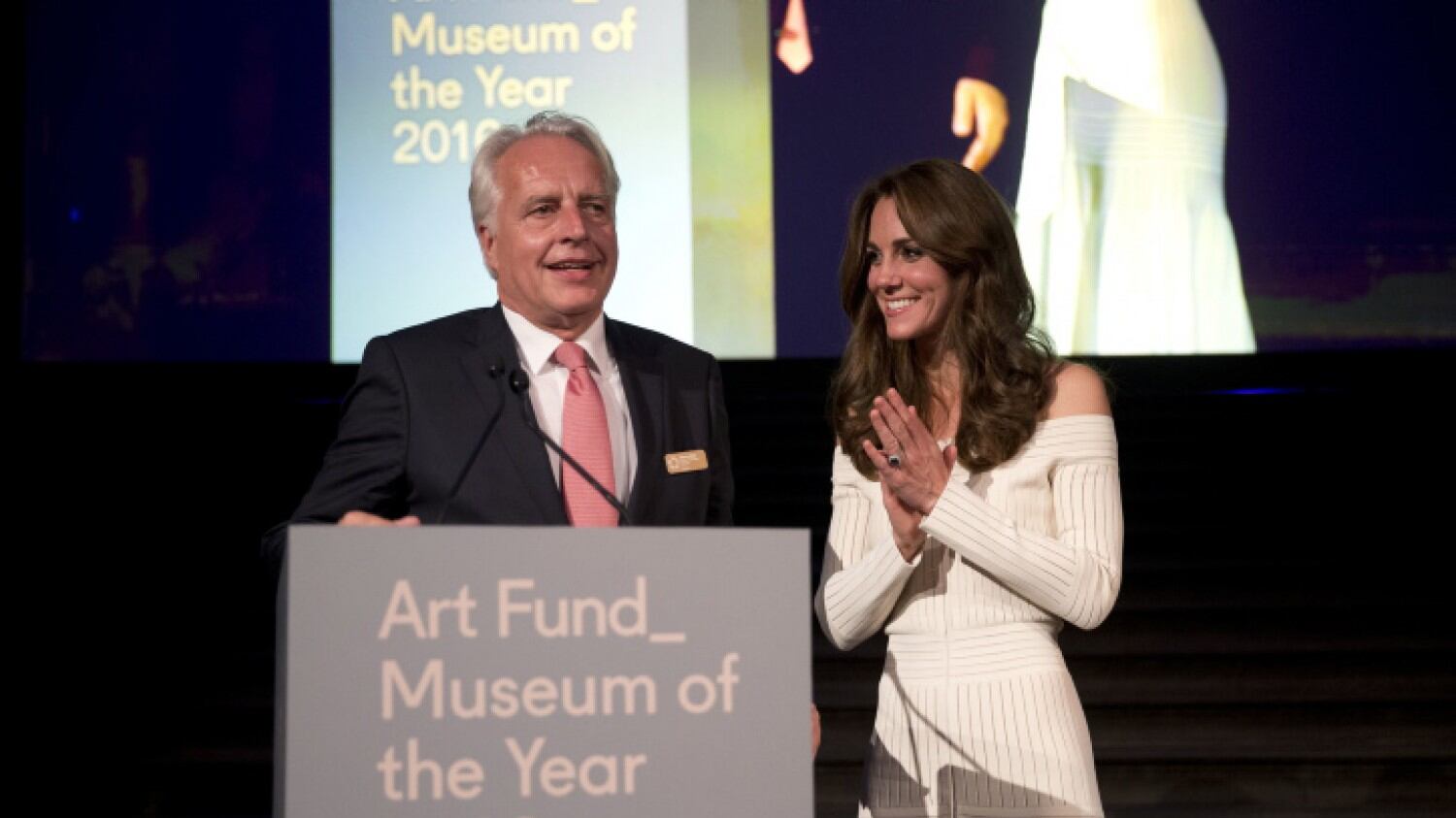 Kate Middleton: spalle sexy in mostra per la Duchessa