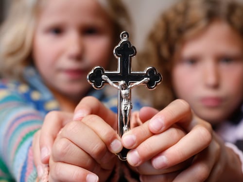 Il segno della croce vietato come il dito medio alzato