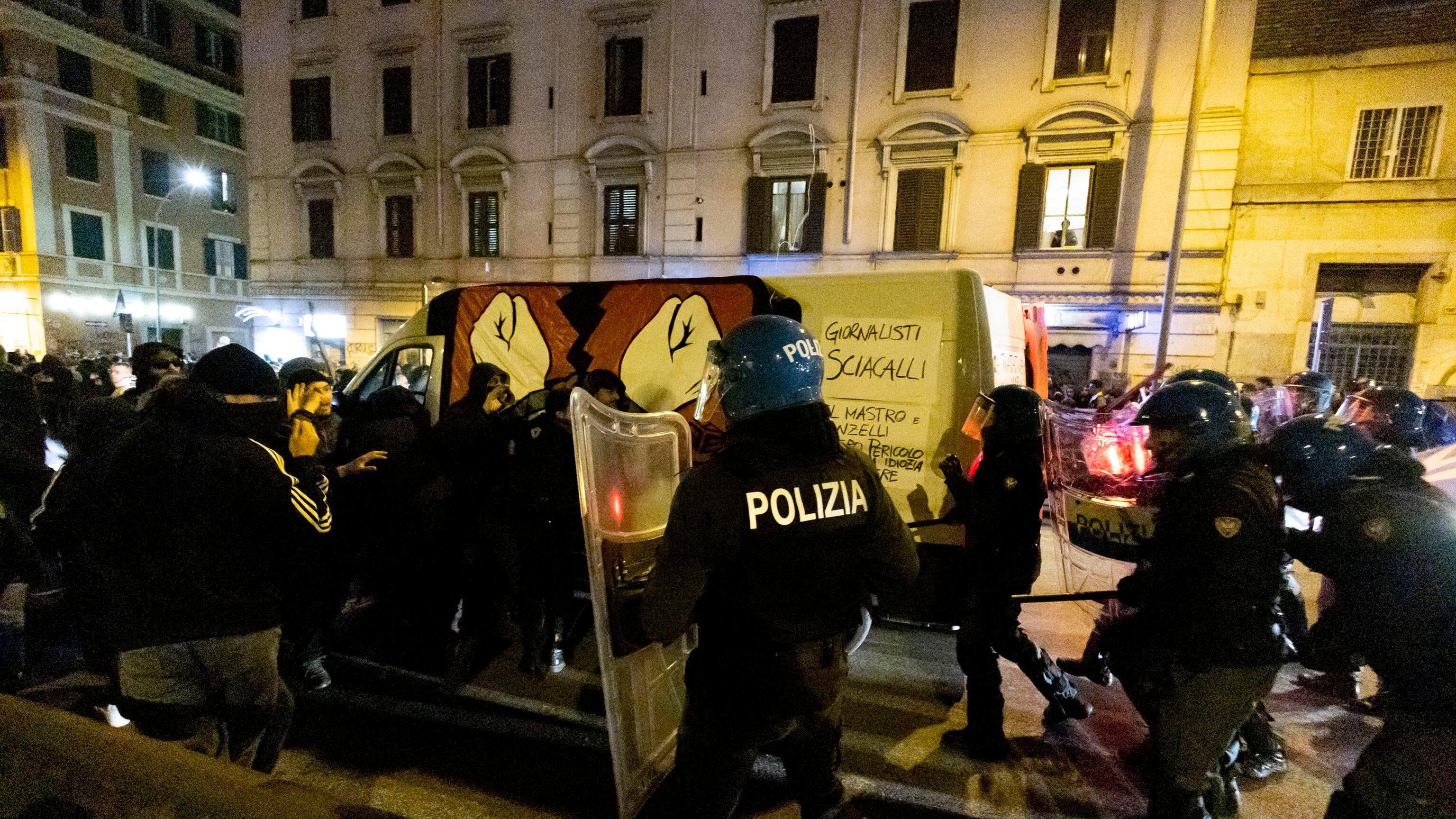 "Schifosi". Scontri a Roma e Milano: il vandalismo anarchico scende in strada