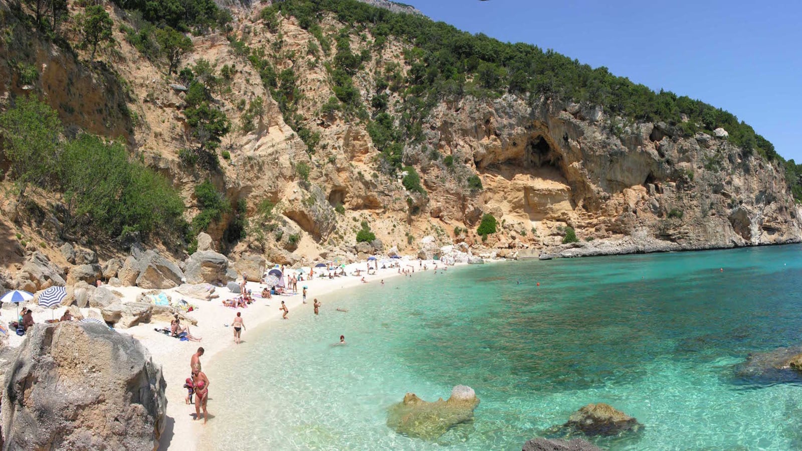 Sardegna, troppi turisti: arriva la prima spiaggia a numero chiuso d'Italia