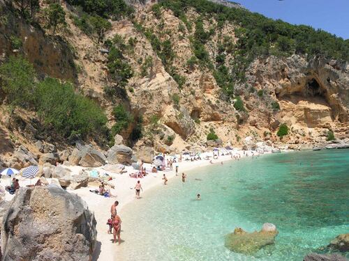 Sardegna, troppi turisti: arriva la prima spiaggia a numero chiuso d'Italia