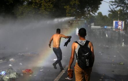 Scontri con i migranti al confine ungherese 4