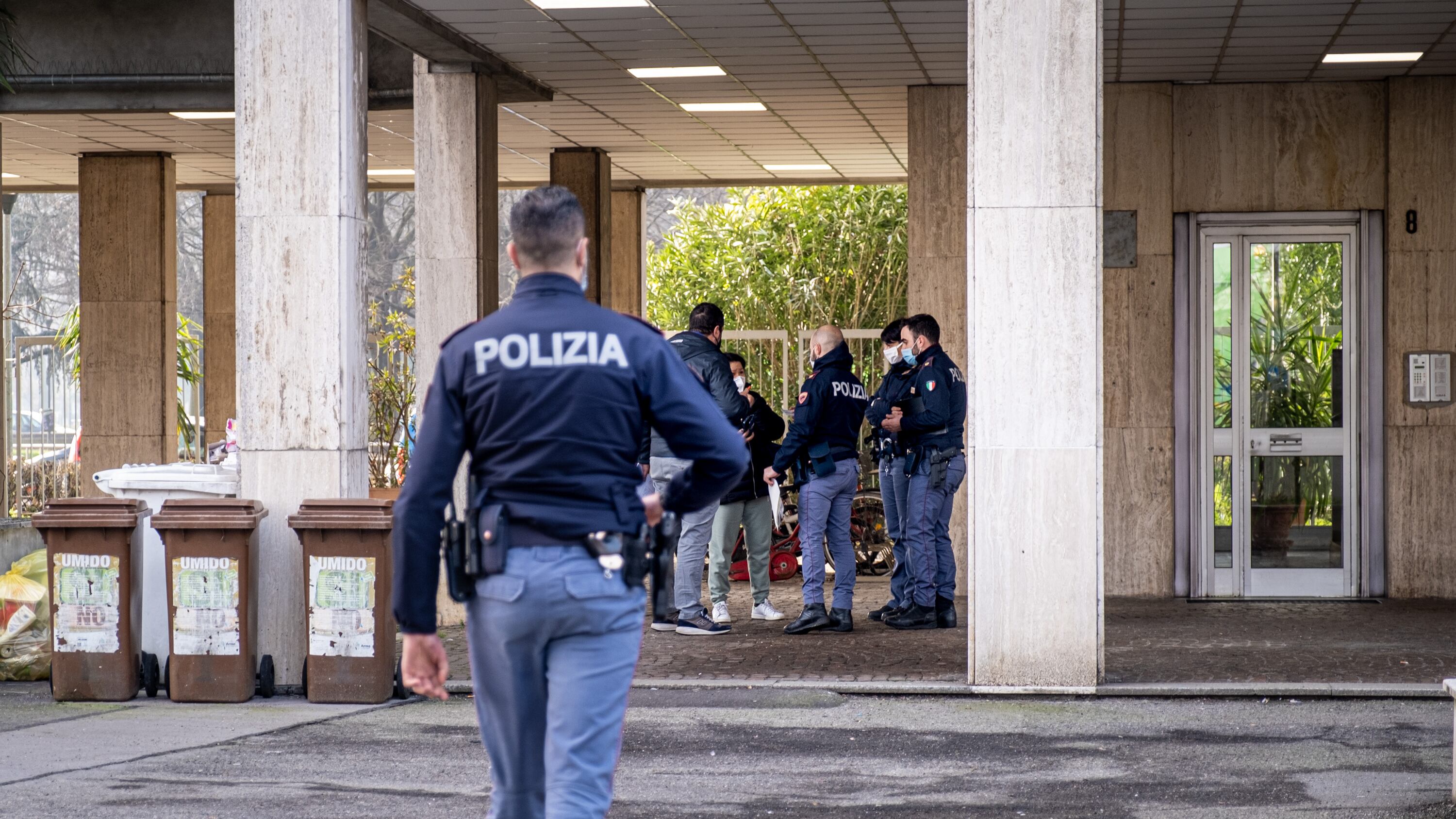 Coltellate contro i passanti: la polizia gli spara e lo uccide