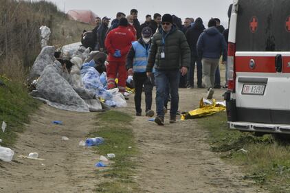 Naufragio in Calabria, si spezza barcone: decine di morti. Le foto 4