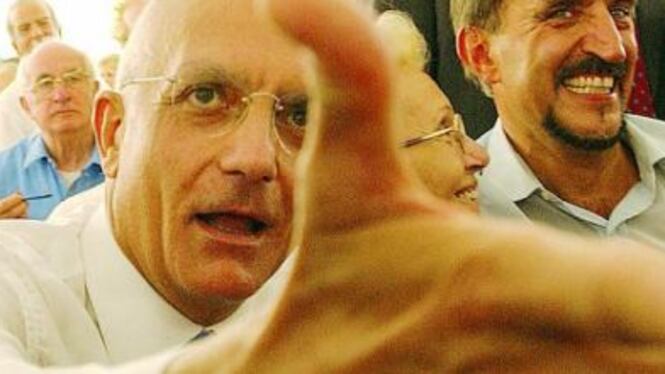Albertini: "Sono candidato" Ma il Pdl guarda alla Lega