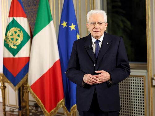 Il piano Mattarella: 7 anni al Quirinale per dare segnali di stabilità alla Ue. L'intesa su Draghi