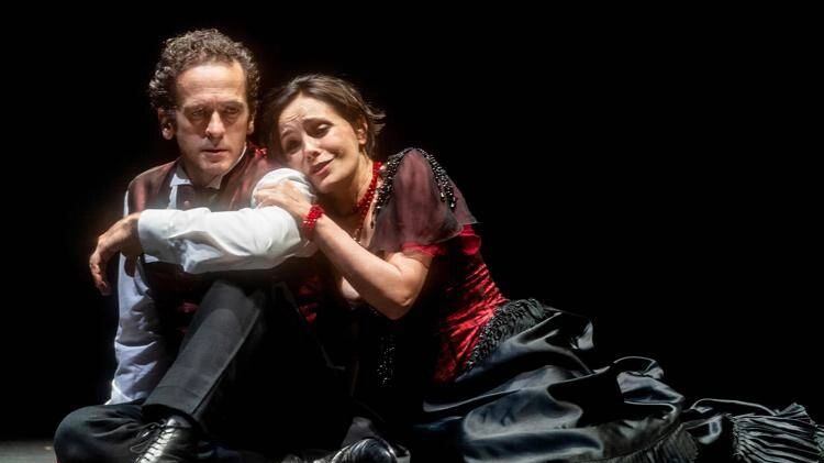 Va in scena "Anna Karenina". Bufera social: "È filo-Putin"
