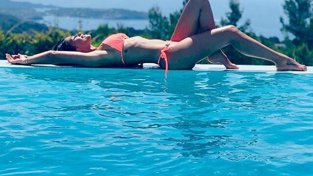Antonella Roccuzzo manda in delirio i follower: lo scatto in piscina di lady Messi