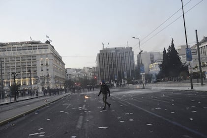 Grecia, scontri davanti al parlamento 8