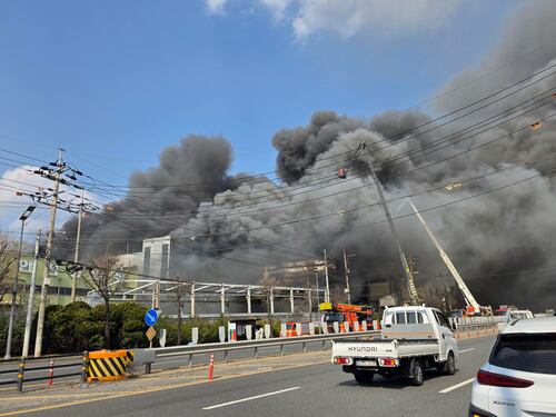 Incendio in uno stabilimento automobilistico: 11 morti e 60 feriti. Ci sono dispersi