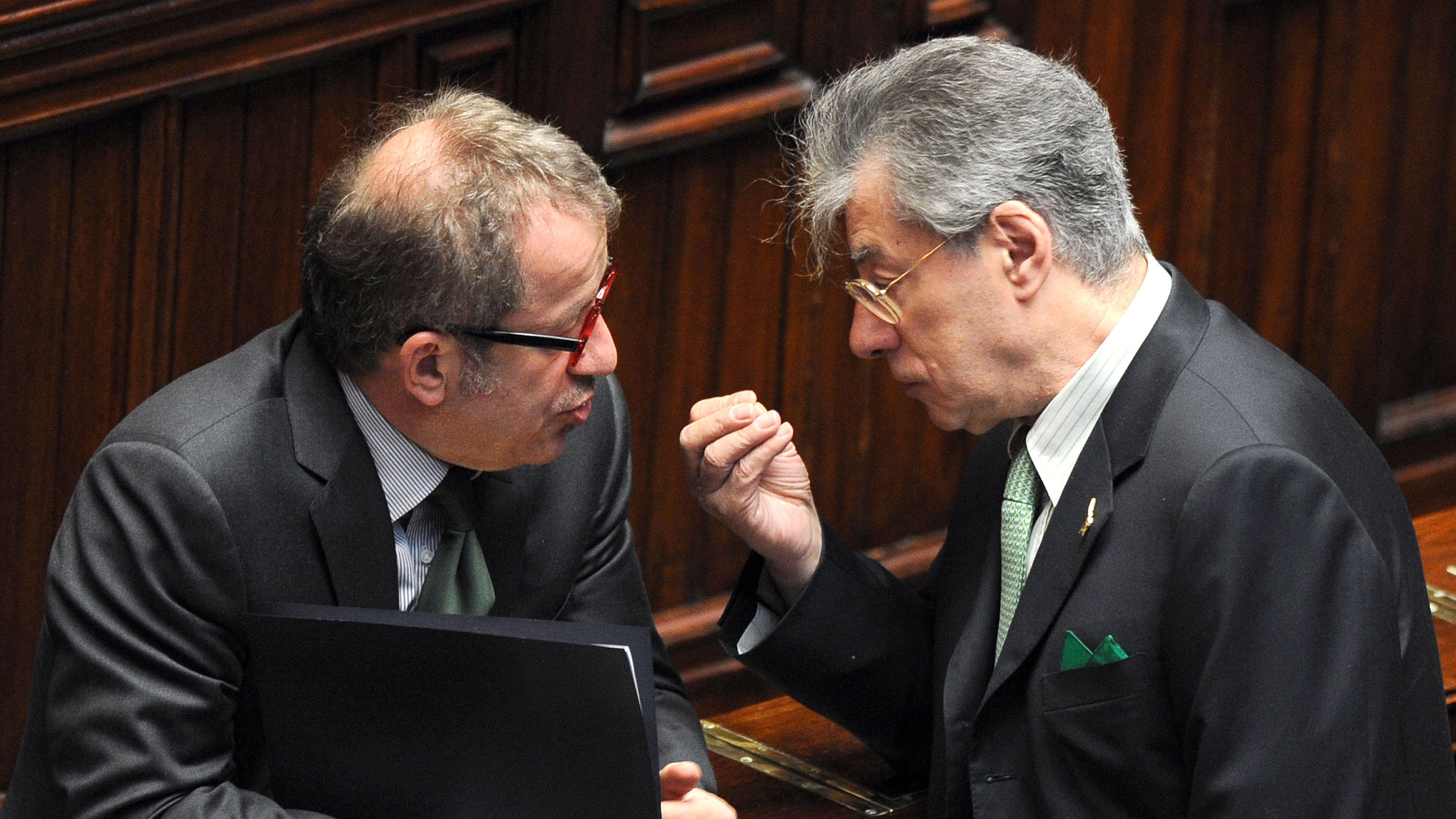 Nella Lega volano gli stracci: braccio di ferro tra Bossi e Maroni