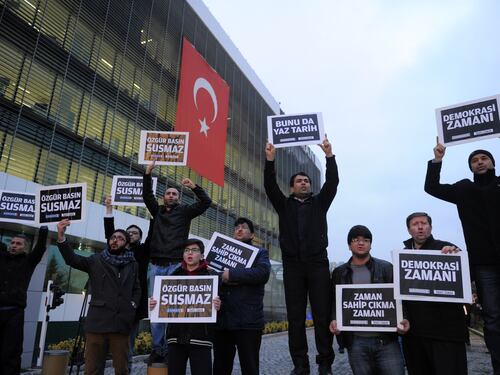 Turchia, manette alla stampa. In carcere il direttore di un giornale anti Erdogan