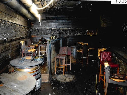 Crans-Montana, rientrò nel bar in fiamme e si ferì per salvare il fratello. Ma per i pm non è una vittima. E i Moretti chiedono la restituzione dei passaporti dei figli per andare in vacanza