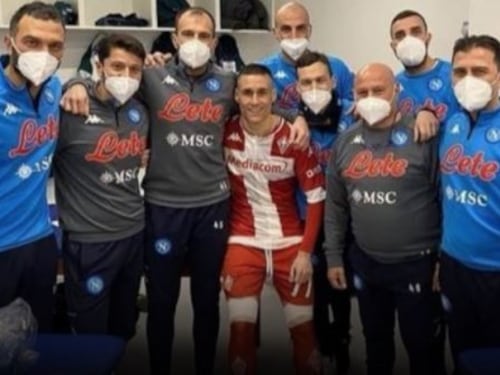 Callejon e la foto ricordo nello spogliatoio del Napoli: bufera sullo spagnolo
