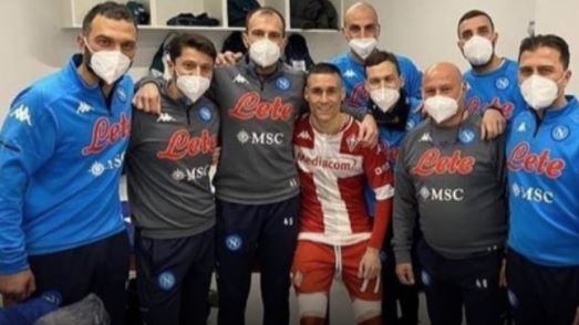 Callejon e la foto ricordo nello spogliatoio del Napoli: bufera sullo spagnolo