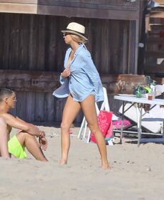 Charlotte McKinney: seno esplosivo in spiaggia 14