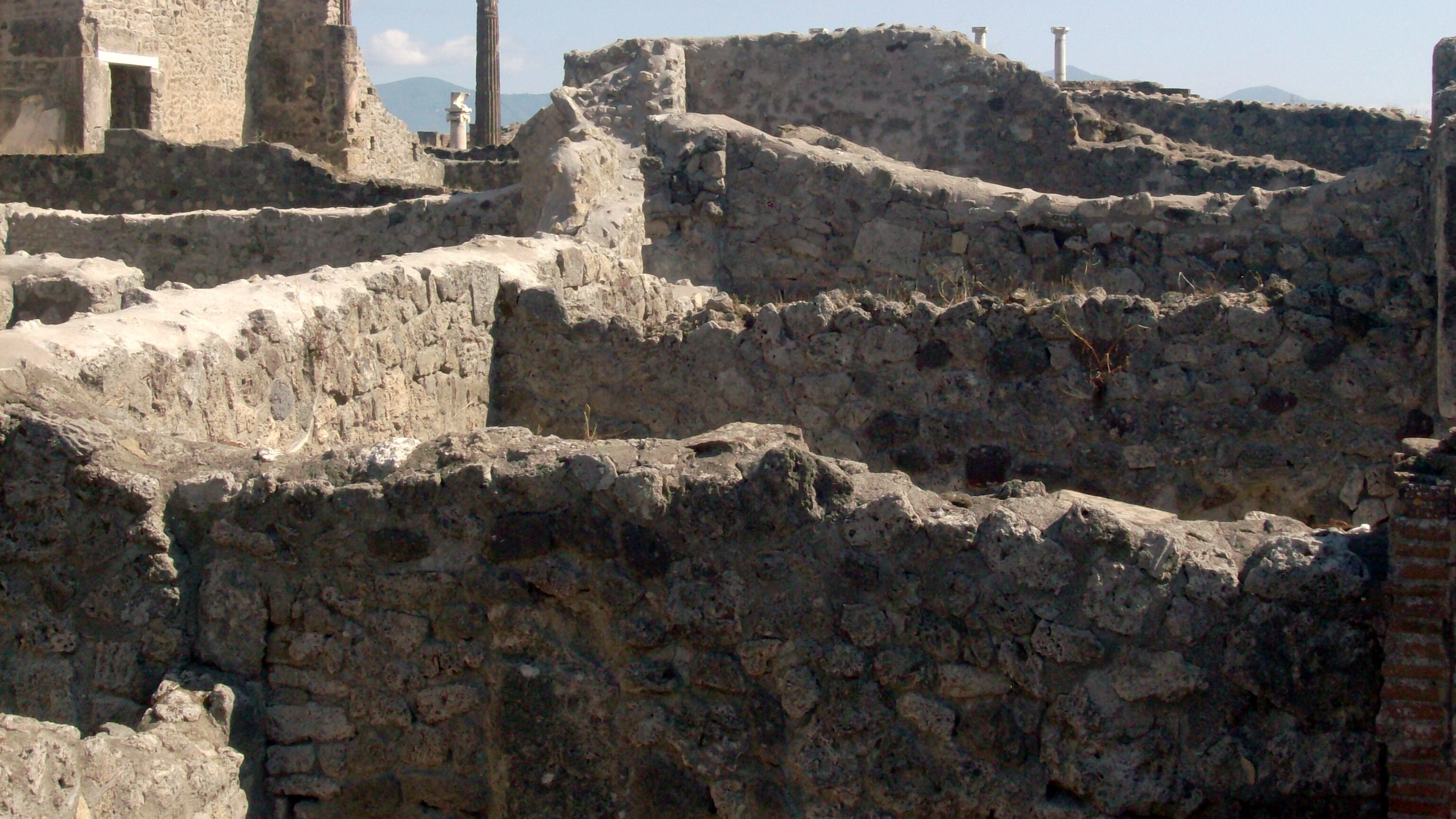 Agli scavi di Pompei il maltempo fa crollare la trave di un’importante domus romana