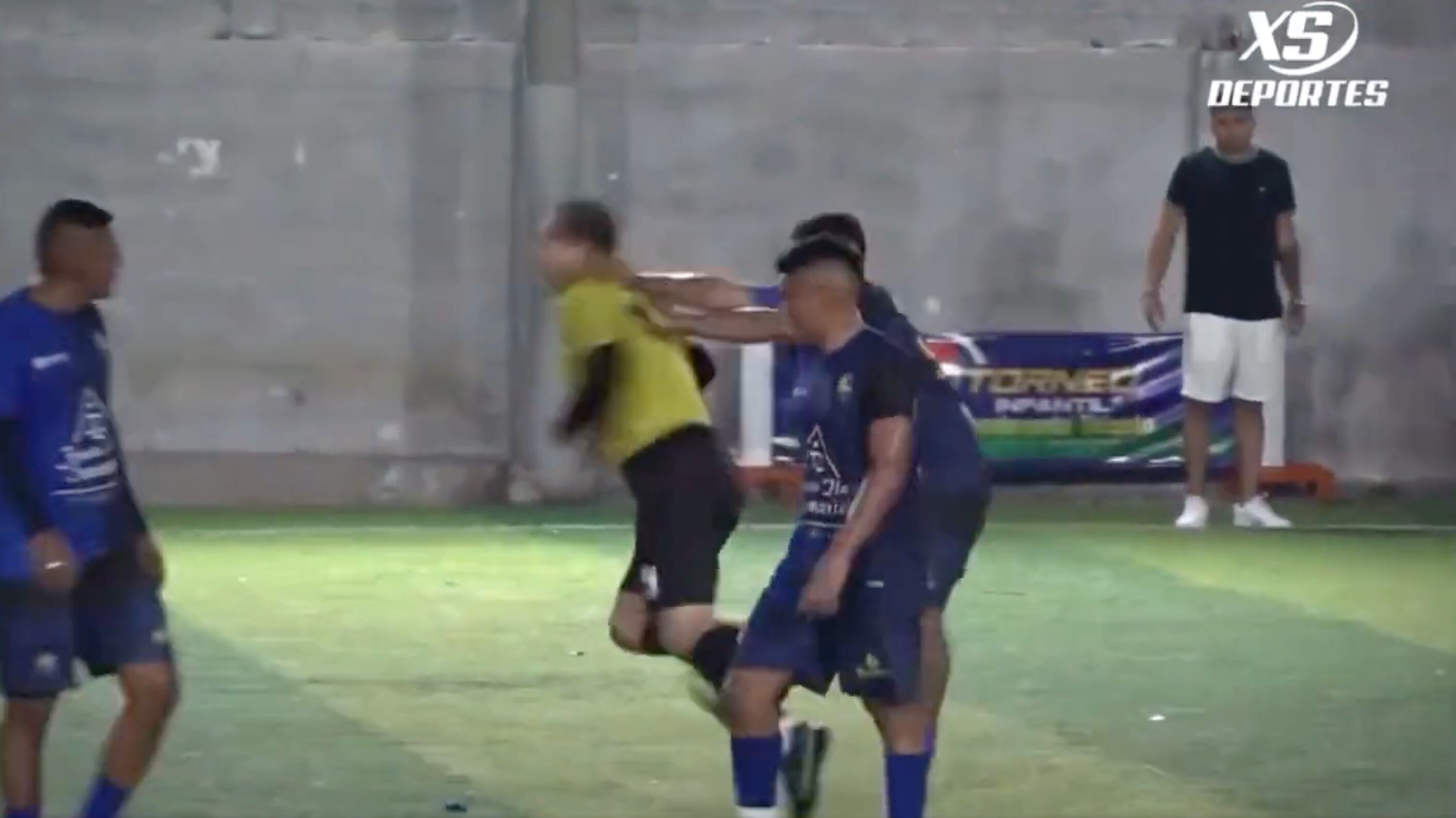 Riecco Byron Moreno: l’arbitro viene aggredito in campo