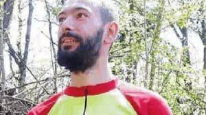 Boscaiolo (in nero) muore. Lui lo getta nel dirupo