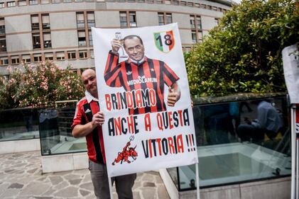 "Non mollare": l'abbraccio di tifosi e fan a Berlusconi 9