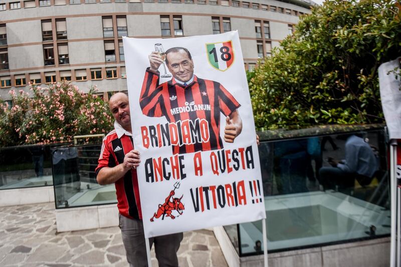 "Non mollare": l'abbraccio di tifosi e fan a Berlusconi 9