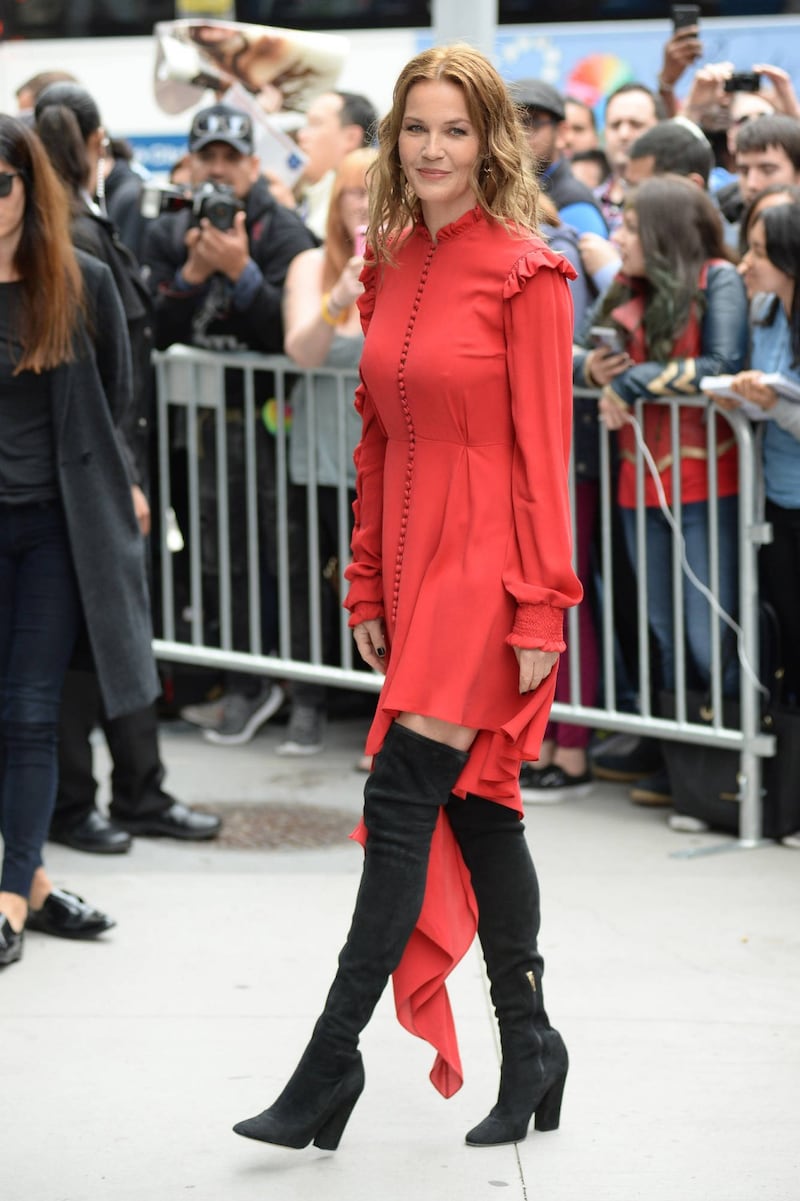 Connie Nielsen, il vento alza la gonna sul red carpet 2