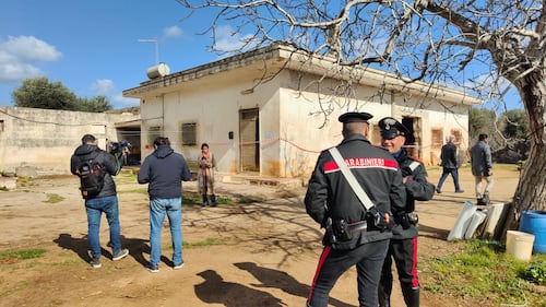 Duplice omicidio a Serranova, morti due coniugi: le immagini dal posto 4