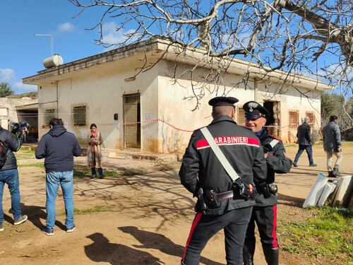 Coppia uccisa a colpi di fucile: scomparso il killer. Il paese paga i funerali