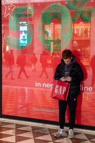 Milano, primo giorno di saldi  8