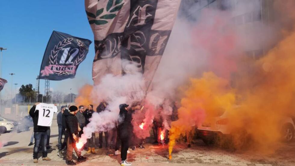 Caos Palermo, l'iscrizione alla serie B è appesa ad un filo. Il club: "Tutto regolare, la fideiussione è in arrivo"