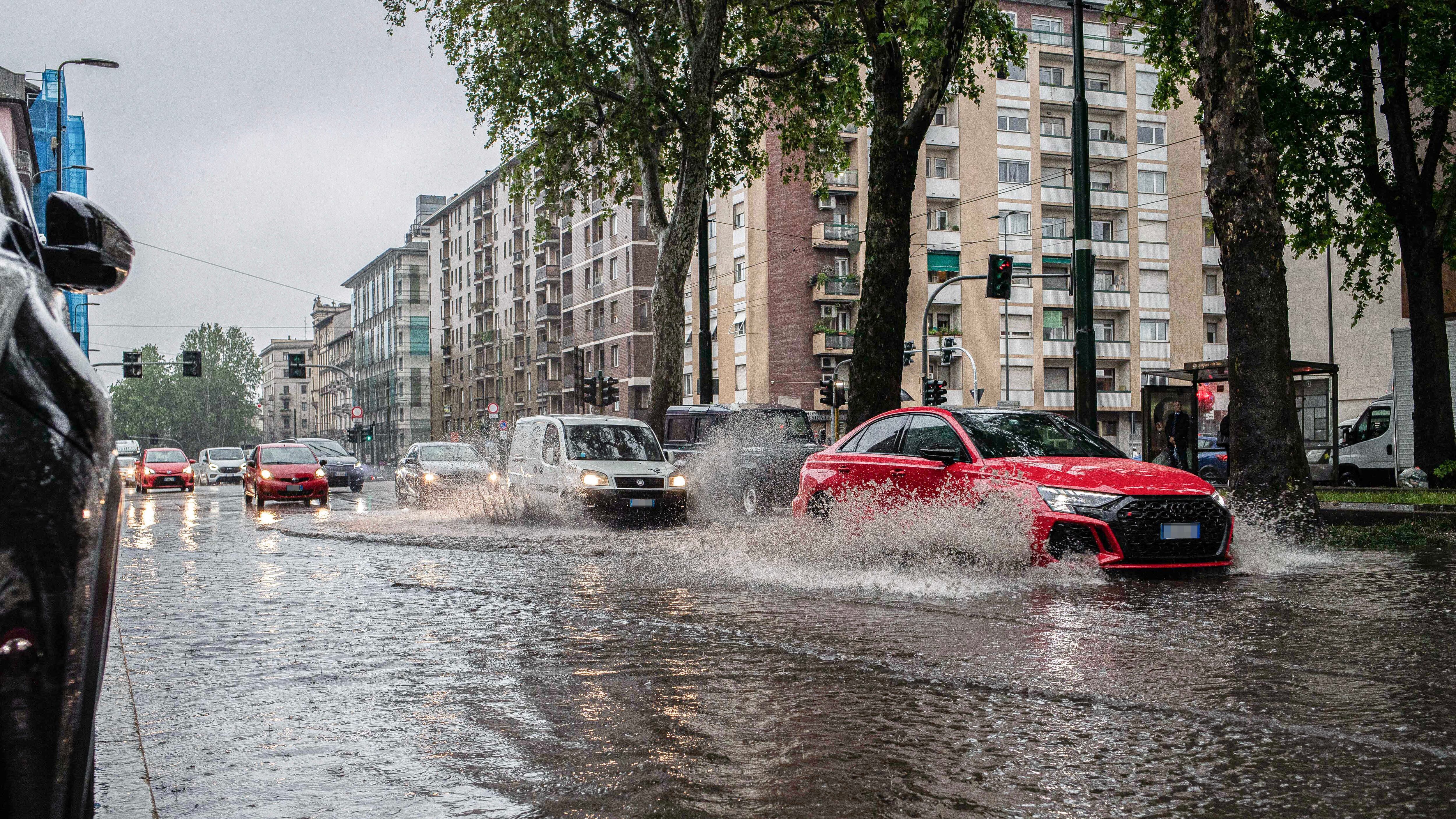 Milano, allagamenti e caos. Ora è allerta nel Nord-Est