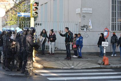 Sgombero dei centri sociali, scoppia la guerriglia a Milano 12
