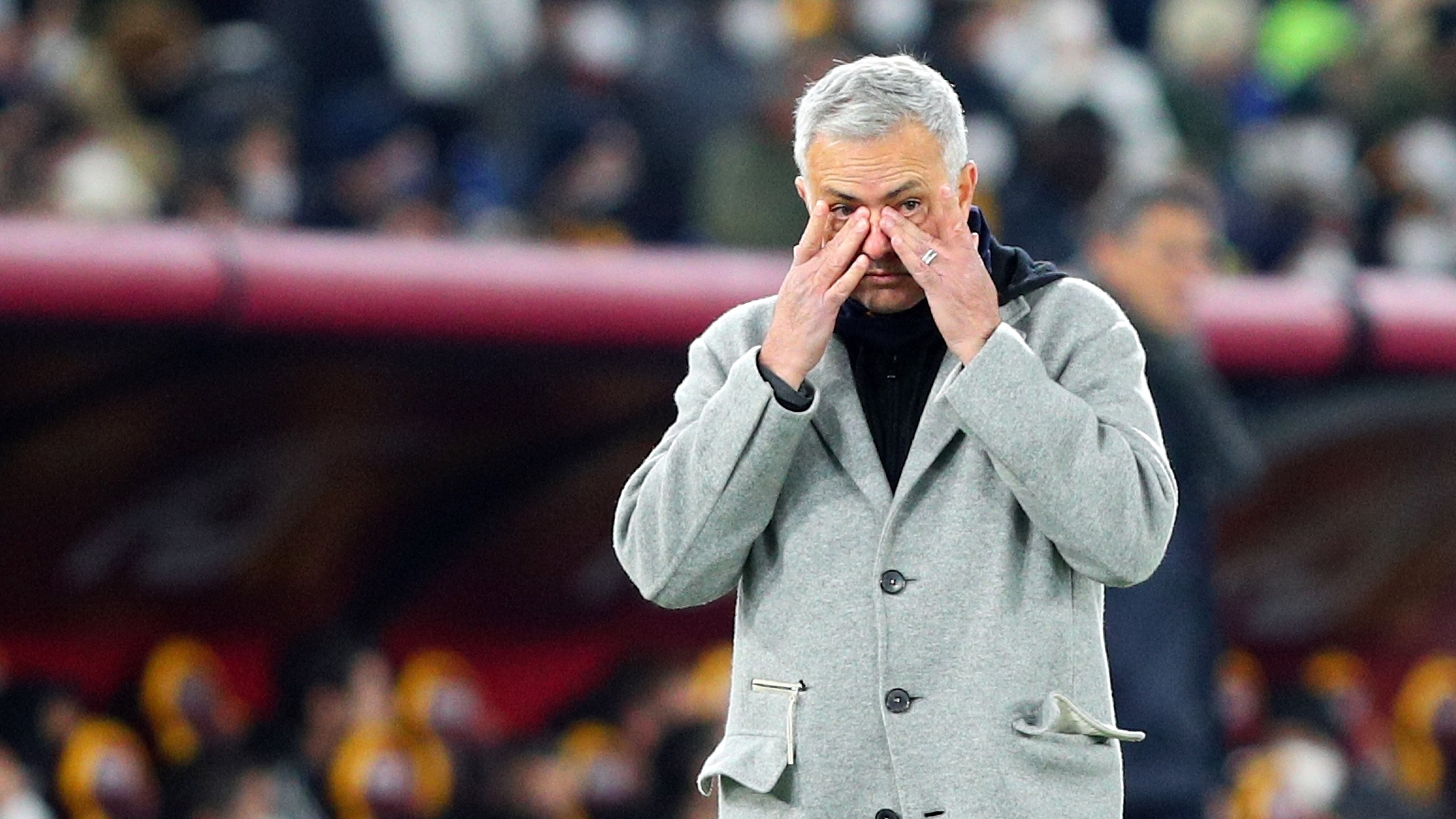 Roma contestata e Mourinho in silenzio, tutti sul banco degli imputati. Ecco cosa è successo
