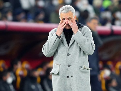 Roma contestata e Mourinho in silenzio, tutti sul banco degli imputati. Ecco cosa è successo