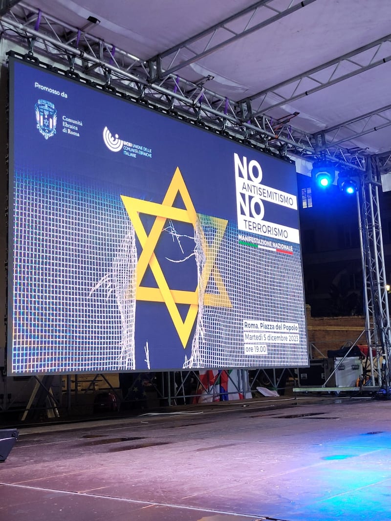 Cartelli pro-Israele rivolti alla comunità Lgbt: "Condannare Hamas senza se e senza ma" 6